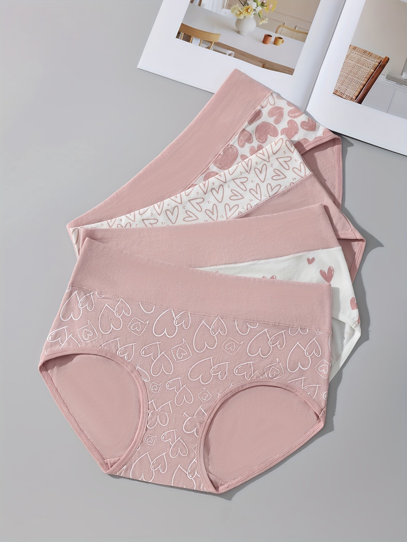 4 pieces of high-waisted colorblock briefs with cartoon print, soft and comfortable. Ideal for women's lingerie and underwear.