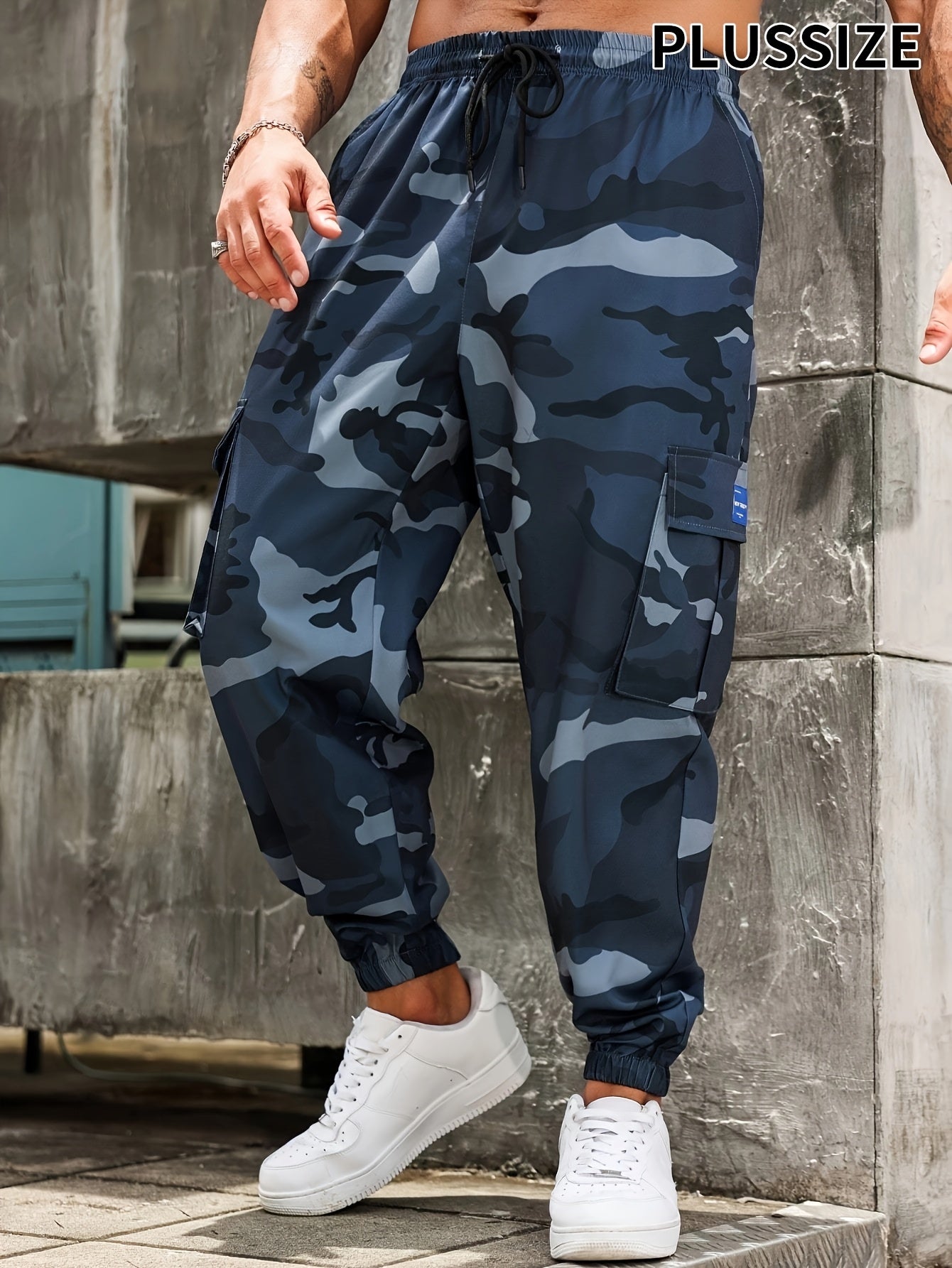 Men's camouflaged cargo pants with drawstring and multiple pockets, ideal for sports and daily wear.