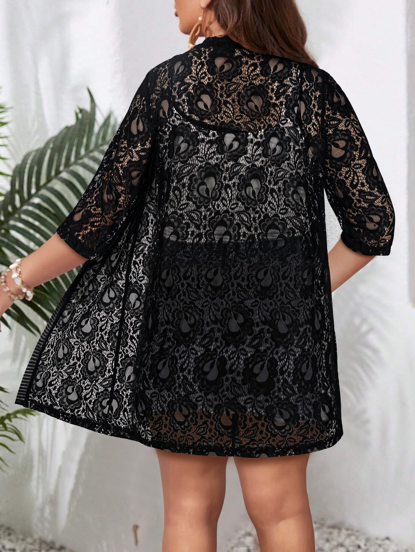 Plus size mid-length cardigan with lace detail, floral print, made of 90% polyamide and 10% elastane knit fabric. Summer style with slight stretch and cardigan collar.