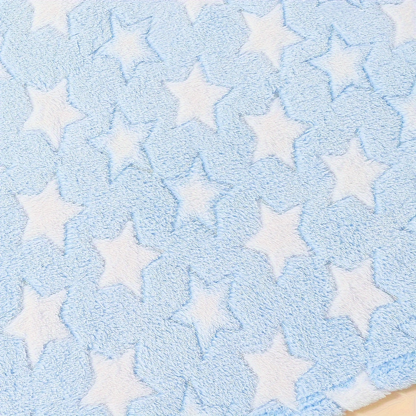 Get ready for the holidays with this cozy Blue White Star Blanket - the perfect gift for Christmas, Halloween, or Thanksgiving. Made from soft and skin-friendly material, this wrap is sure to keep you warm and comfortable all season long.