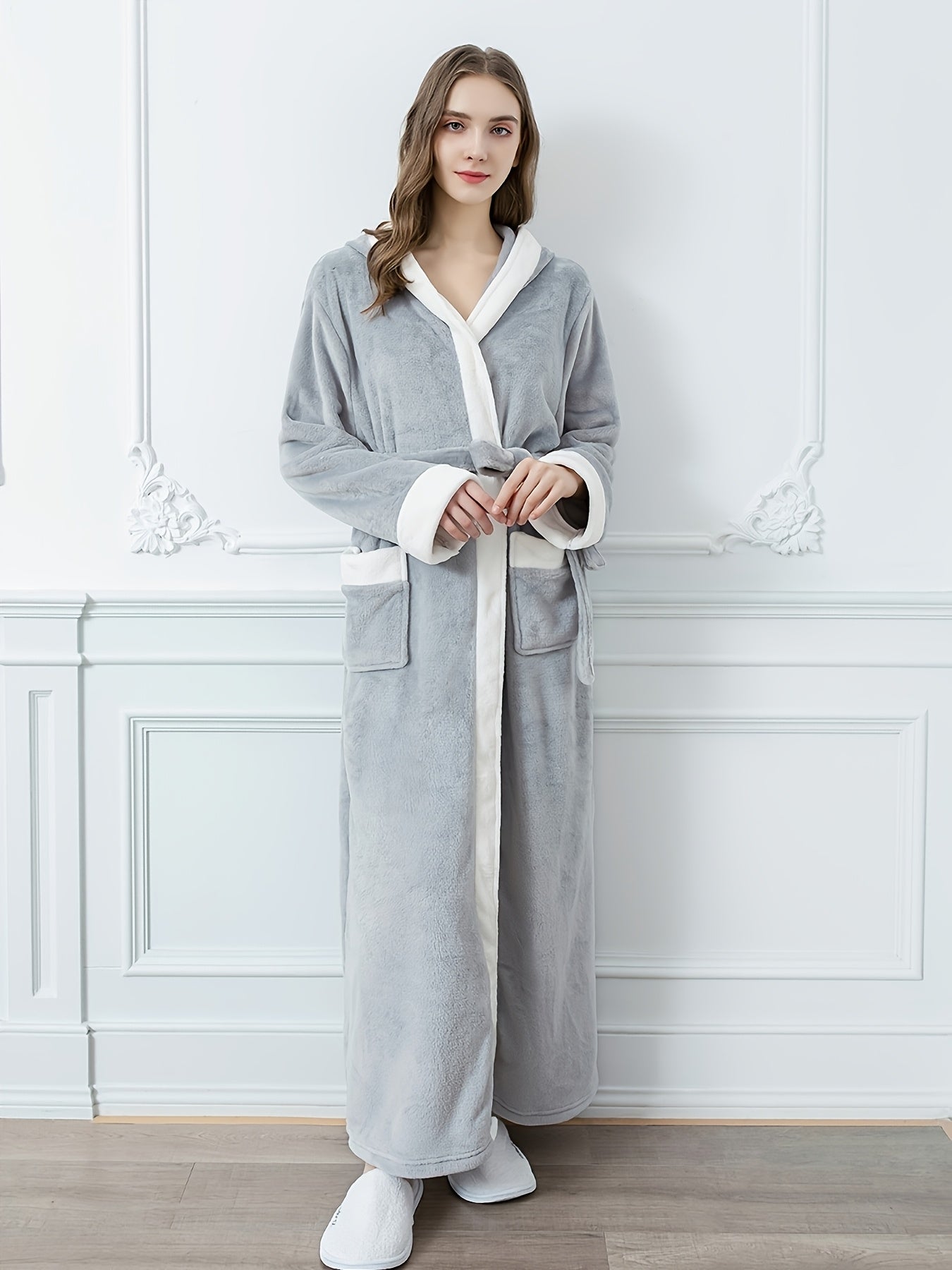 Luxurious light grey hooded bathrobe for both men and women, with long sleeves, pockets, and soft polyester material. Ideal for autumn and winter comfort.