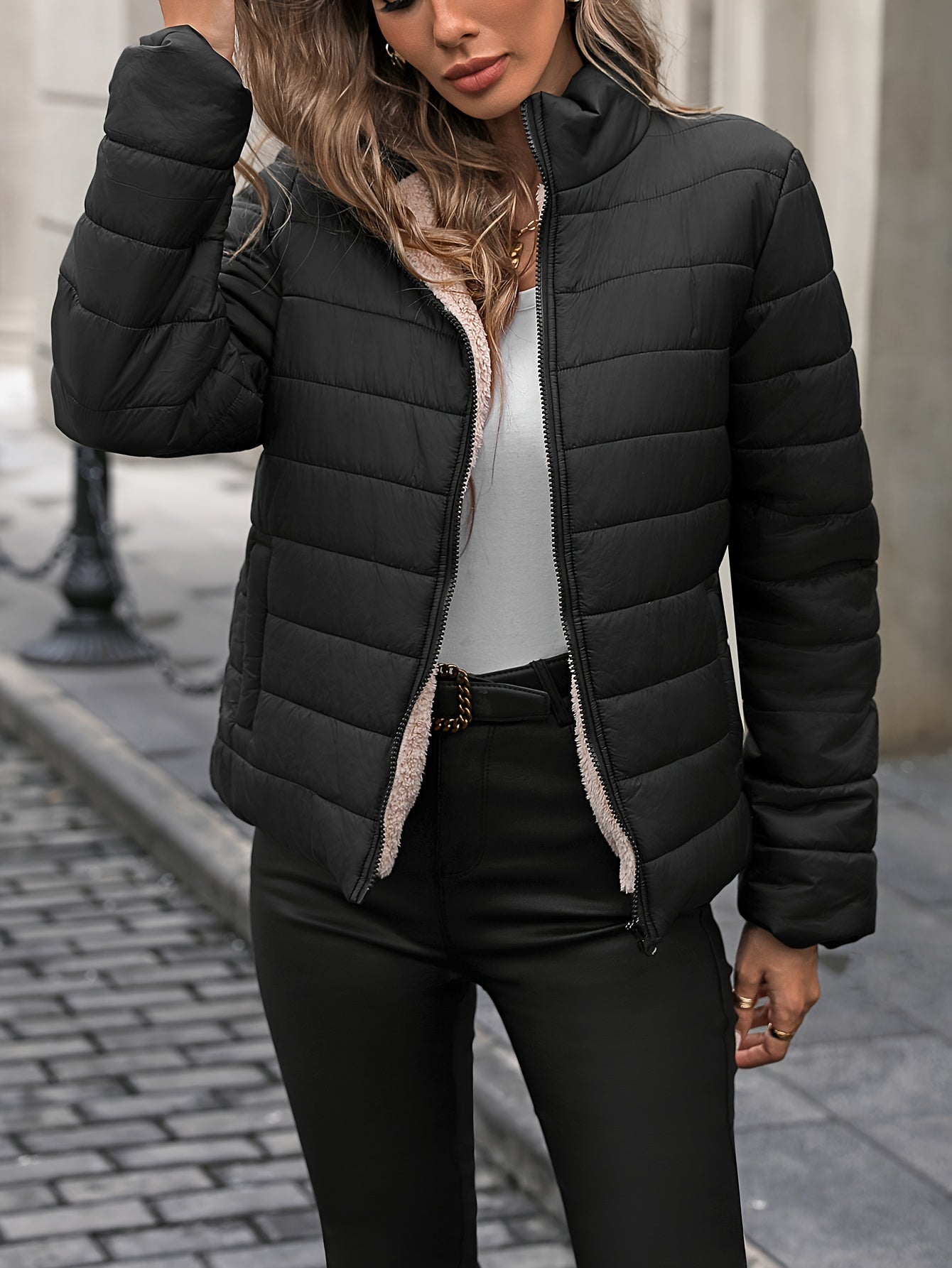 Solid color warm jacket for women, with long sleeves and zip-up closure, made of 100% nylon.