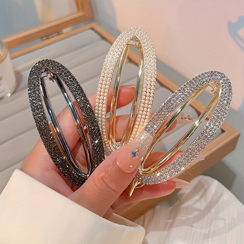 Elegant geometric pattern hair clip made of zinc alloy with rhinestones and imitation pearls in a golden color. Ideal for daily casual wear or parties all year round.