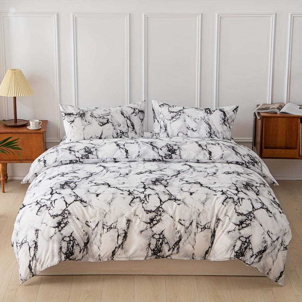 Bizning Yumshoq va Qulay Qora va Oq Marmar Printli Yotoq To'plamimizning hashamatli hisini his qiling, 3 qismdan iborat to'plam, 75g Polyester materialidan tayyorlangan Mashinada Yuviladigan Duvet Qopqog'i va Yostiq Qopqog'ini o'z ichiga oladi.