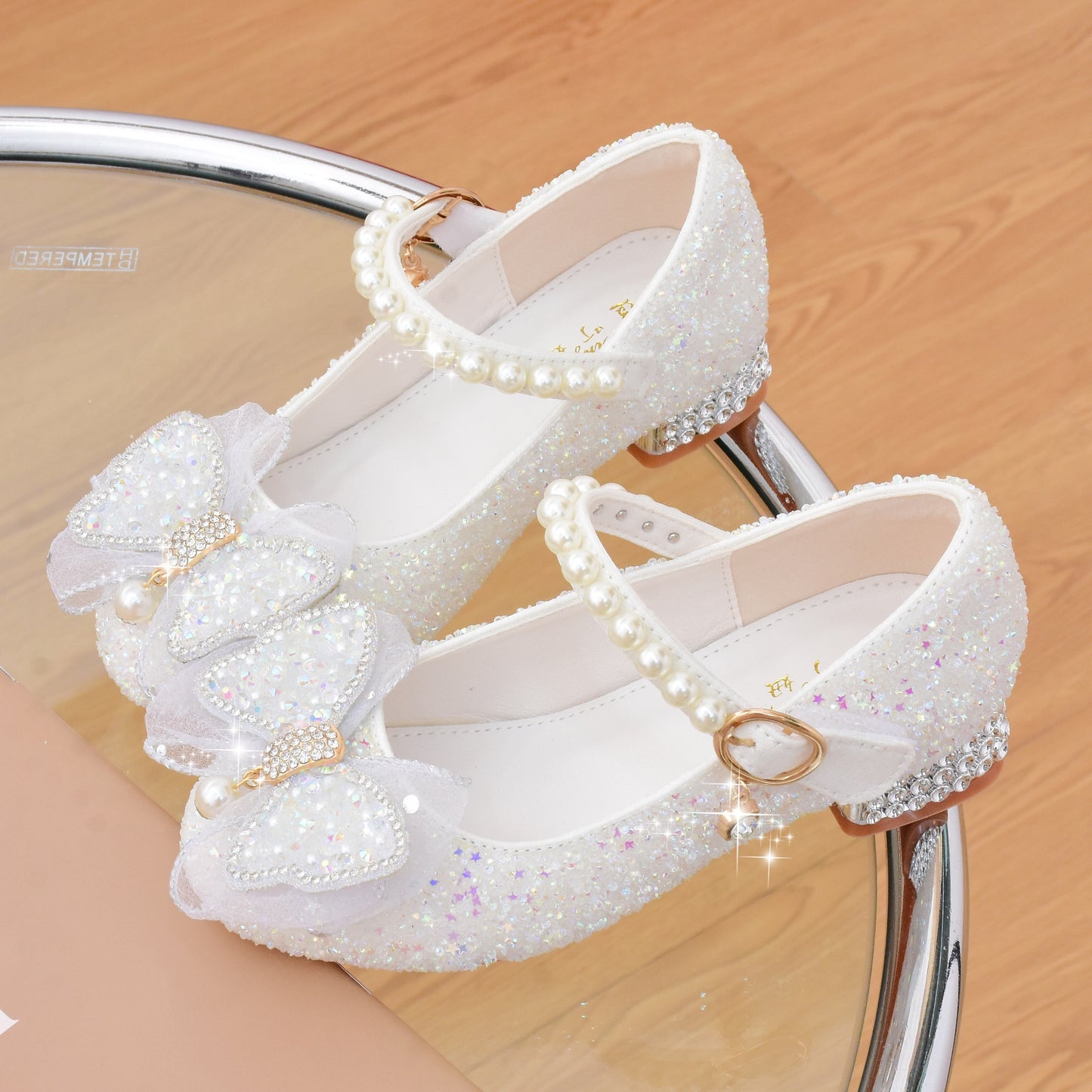 Stylish bowknot pearl high heel shoes with non-slip bottom for girls' parties in spring and fall.