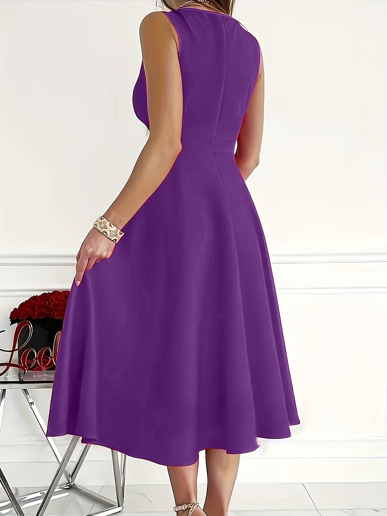 Solid color sleeveless dress with pleated V-neck, ideal for spring and summer vacations.