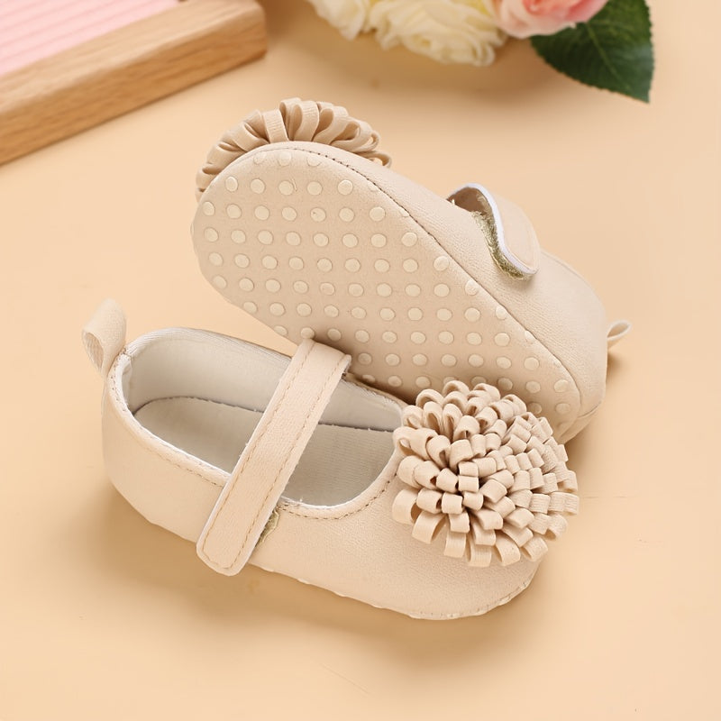 Girls' spring and autumn shoes for ages 0-1 with cute flower decorations and soft soles for comfortable first steps.