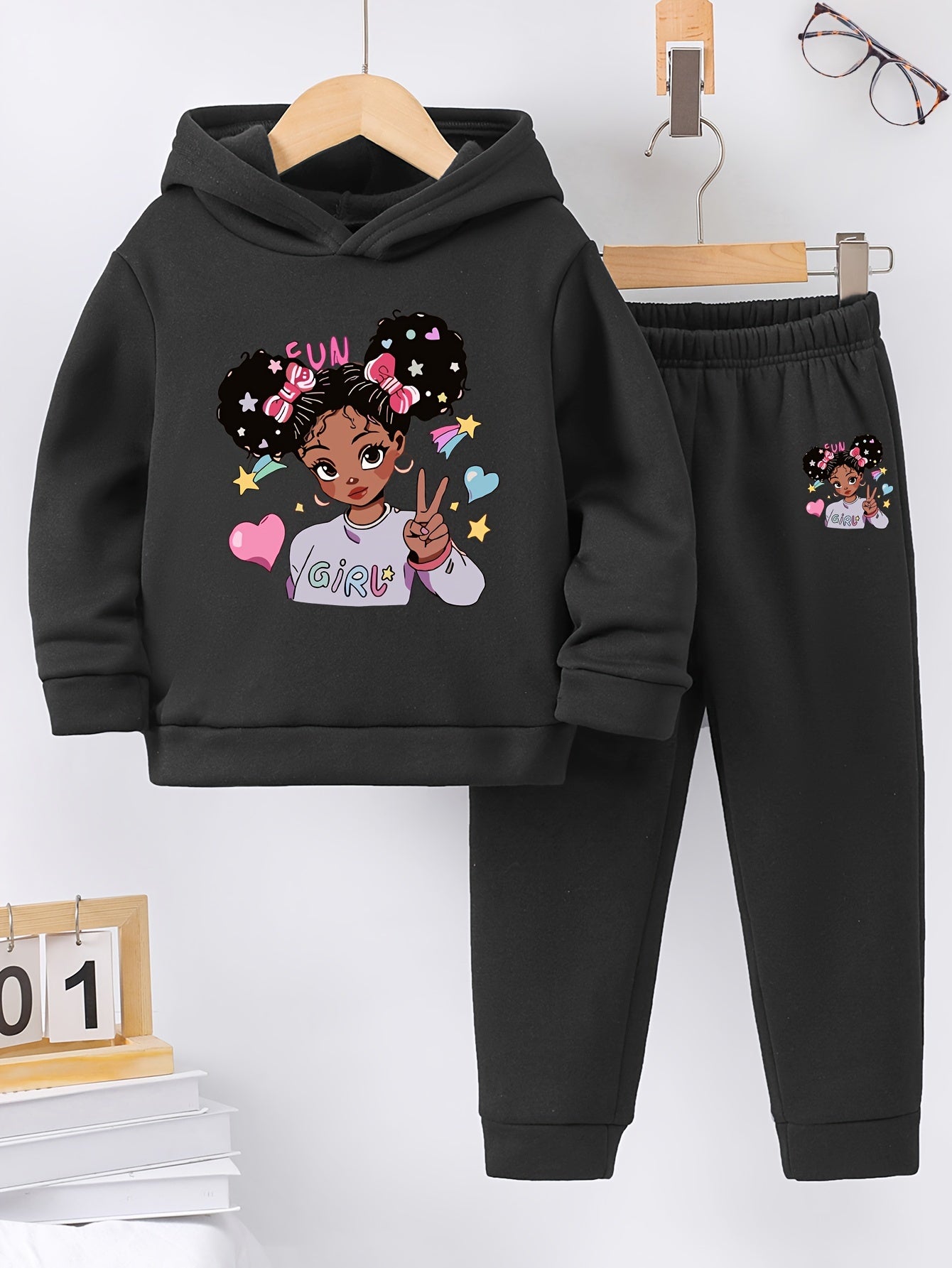 Autumn and winter hoodies for girls with fleece lining and sports pants with printed patterns.