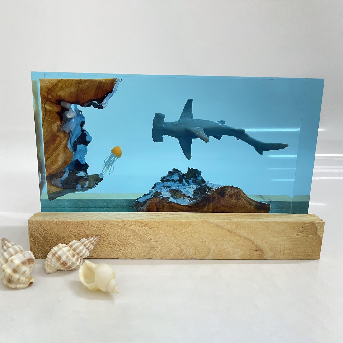 USB-powered decorative lamp with hammerhead shark and jellyfish design features realistic sea life scene and multi-room compatibility.