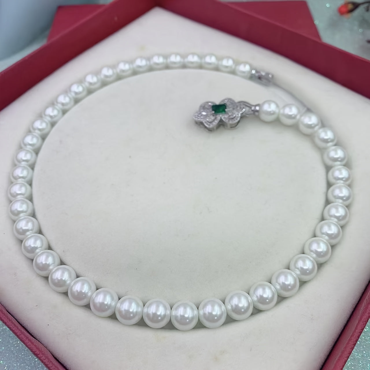 Introducing the new Butterfly Buckle Pearl Necklace, a fashionable and elegant short neck chain that pairs perfectly with any outfit. This stylish accessory exudes luxury and adds a hint of sexiness to your look. A light luxury high-end piece, this small