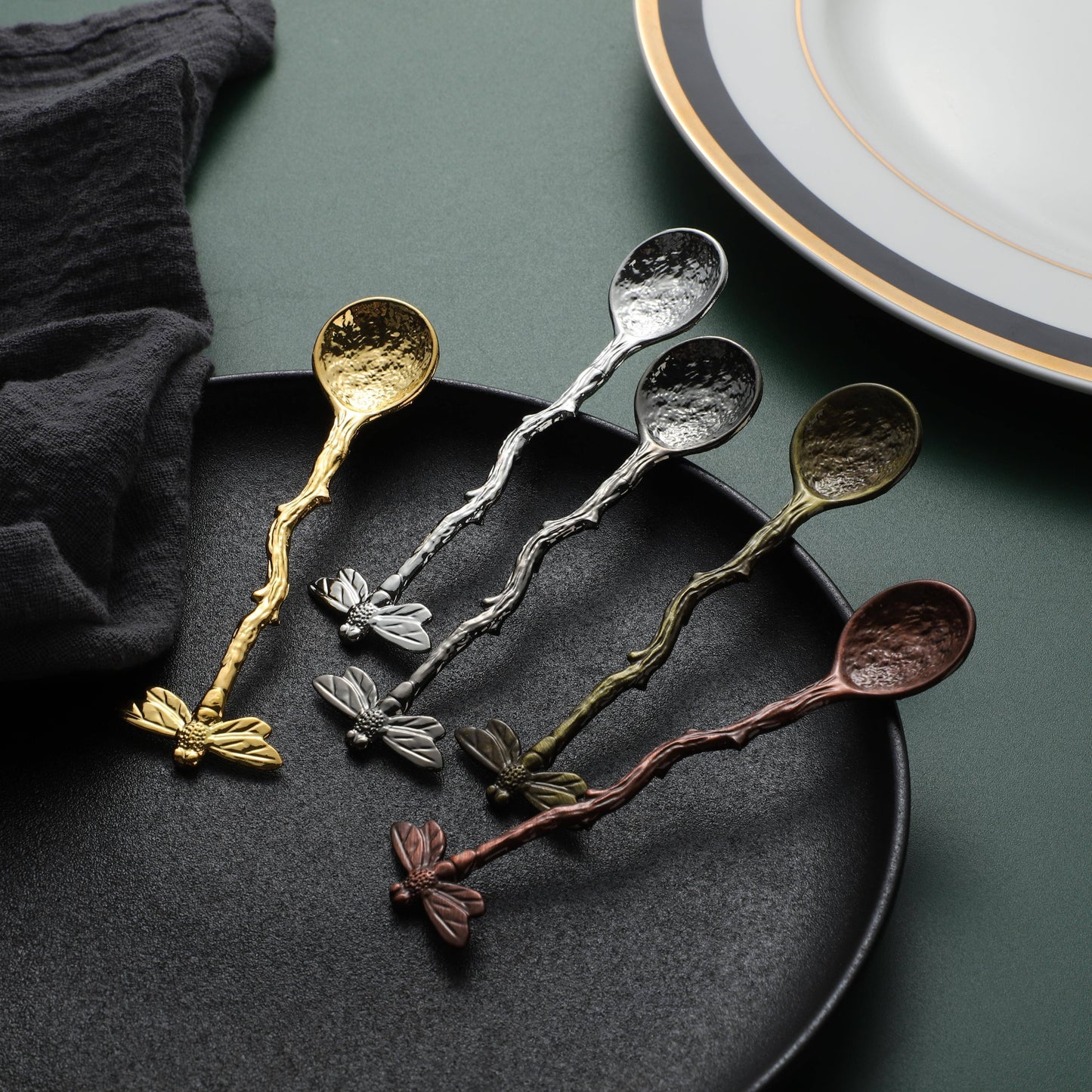 Selling retro bee-shaped twist handle small tableware coffee spoon.