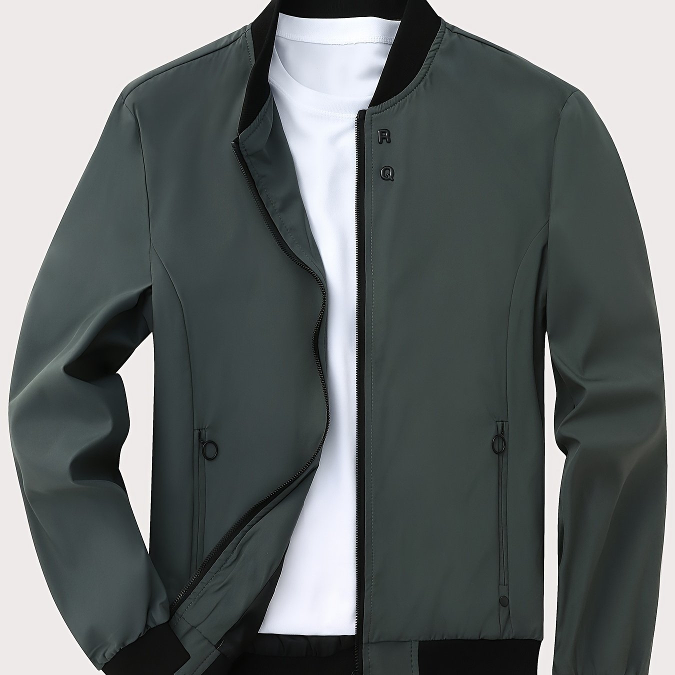 Solid color polyester jacket with zipper, stand collar, pockets, regular fit, and long sleeves. Suitable for all seasons with 100% polyester lining and 125g/m² fabric weight.