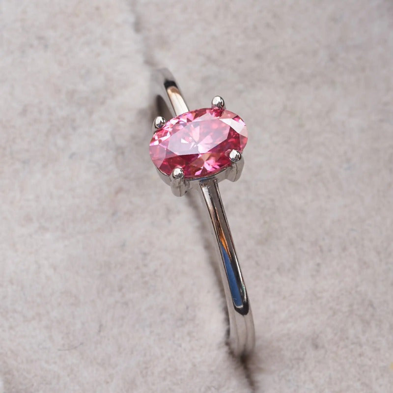 Сделайте заявление с потрясающим кольцом Ethic Diam 1pc 2.0 Carat Pink Moissanite. Изготовлено из серебра S925 и позолоты 18K, это элегантное овальное обручальное кольцо идеально подходит для любого случая, будь то Рождество или аксессуар на весь год.