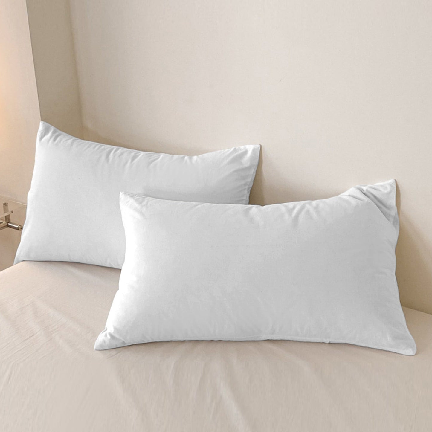 One or two pieces of white pillowcases without pillow core, made of soft and breathable fabric. These pillowcases are soft, comfortable, and suitable for use in bedrooms, guest rooms, lounges, hotels, B&Bs, and school dormitories.