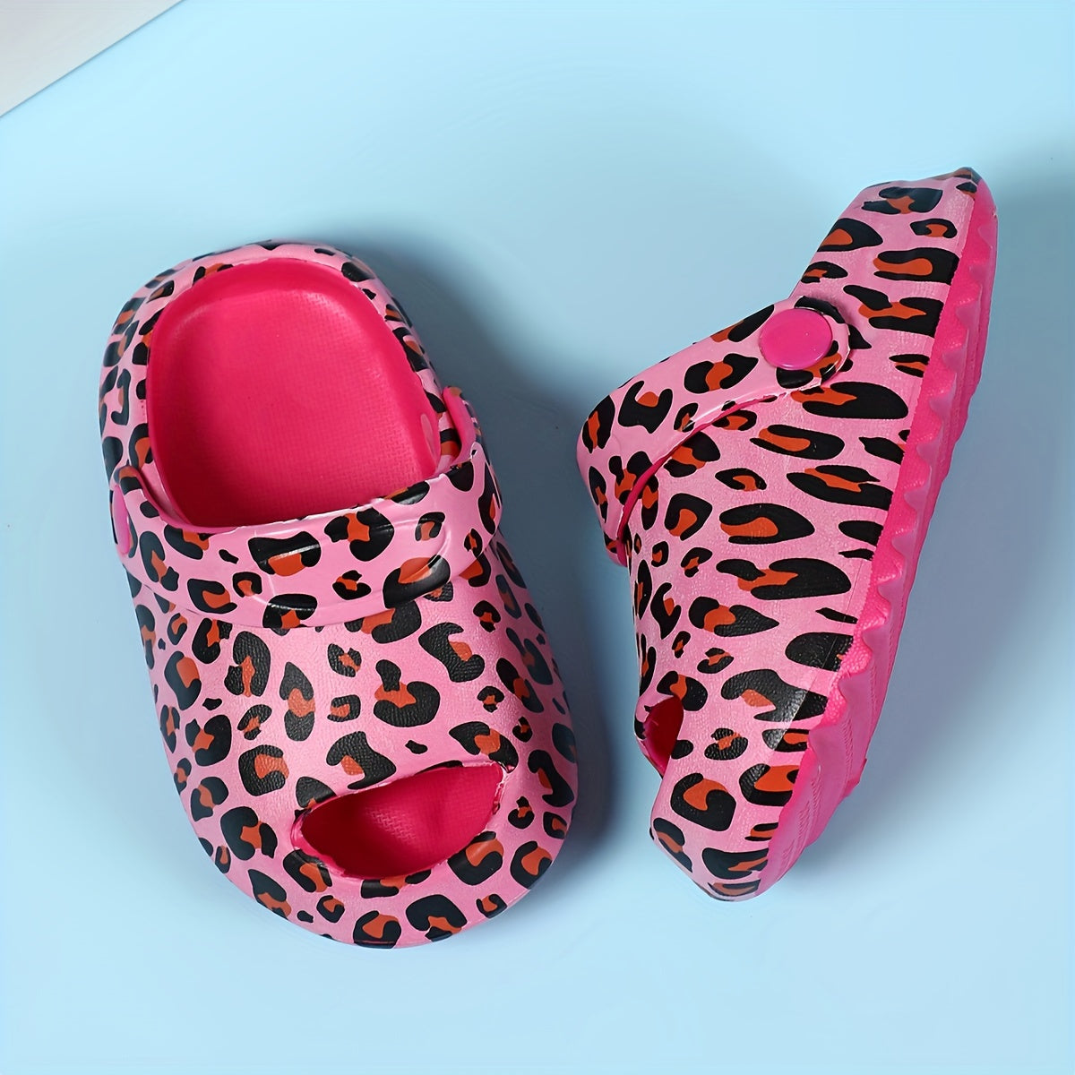 Stylish patterned clogs for girls, perfect for indoor and outdoor wear.