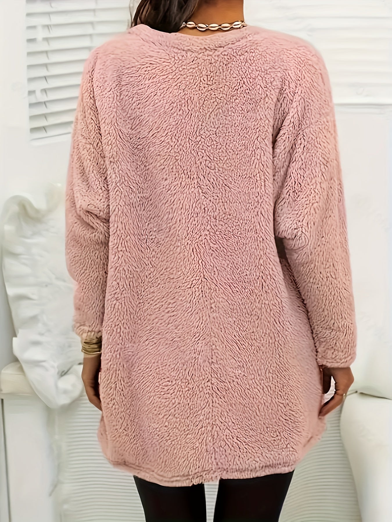 Cozy fleece top with pockets, perfect for autumn and winter. Plush, lined, and long-sleeved.