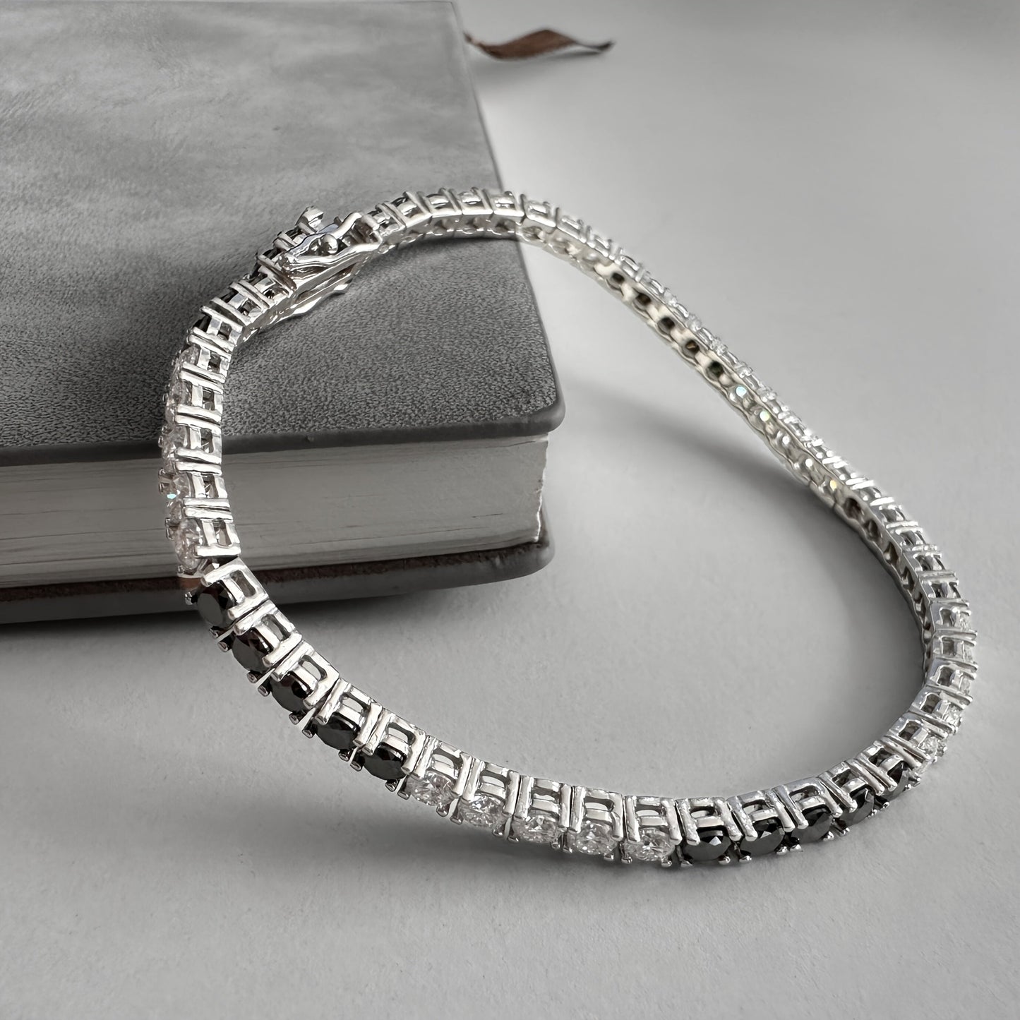 One piece of an elegant and luxurious tennis link bracelet, featuring S925 silver plating with black and white Moissanite stones. Each stone is 0.1 carats, creating a fashionable and personalized piece of jewelry perfect for parties, banquets, holidays