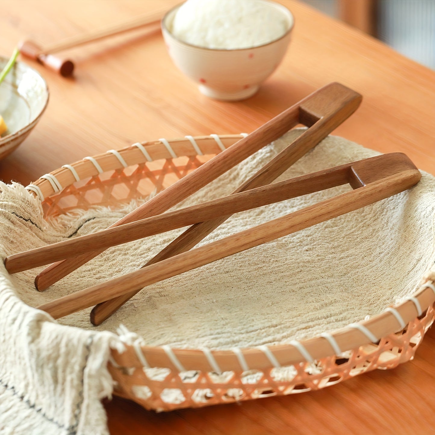 1 piece of durable wooden tongs, perfect for grilling steak and serving food at high temperatures.