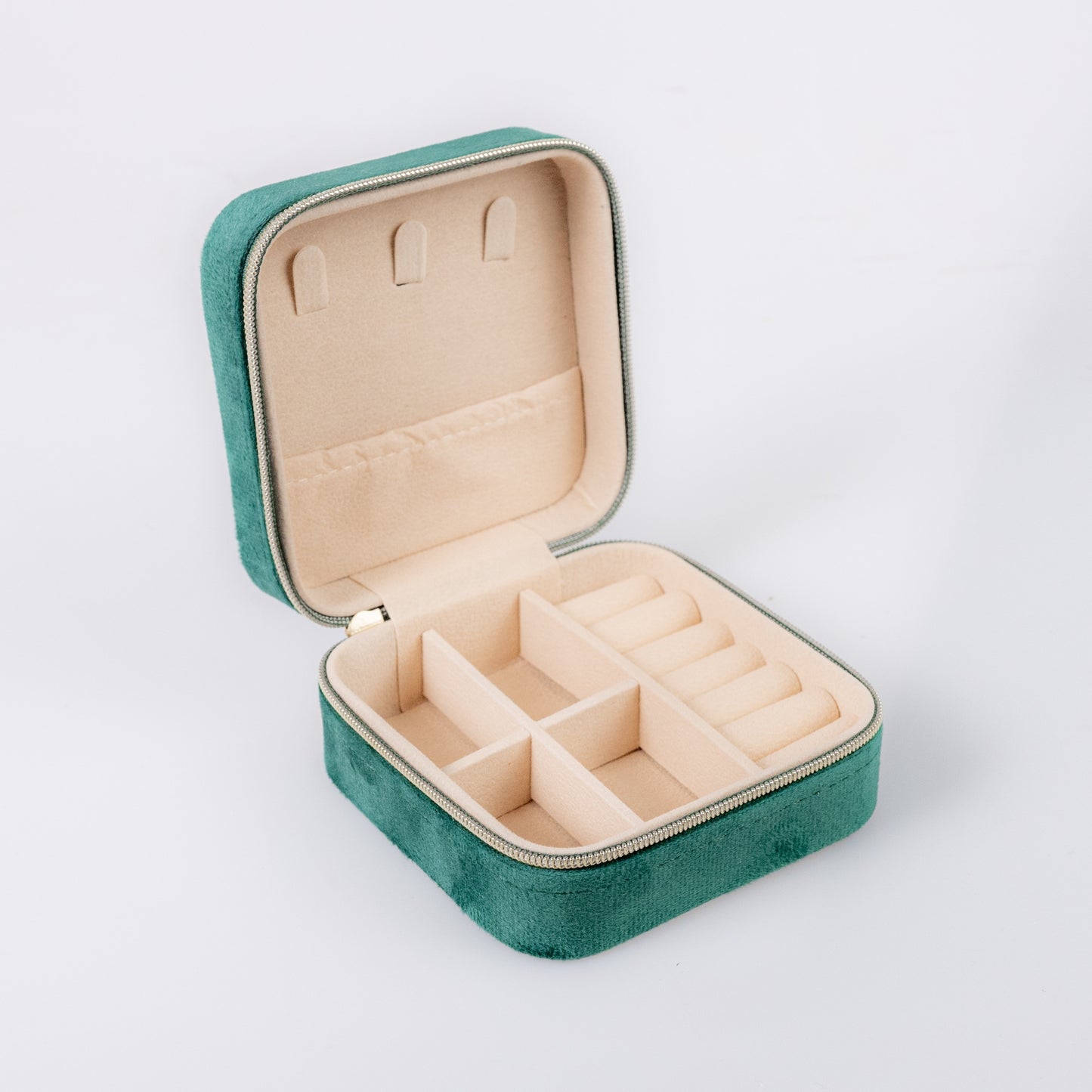 Venus Velvet Jewelry Box: Portable organizer for travel with compartments for earrings, necklaces, and rings. No power needed. Perfect for jewelry making and display.