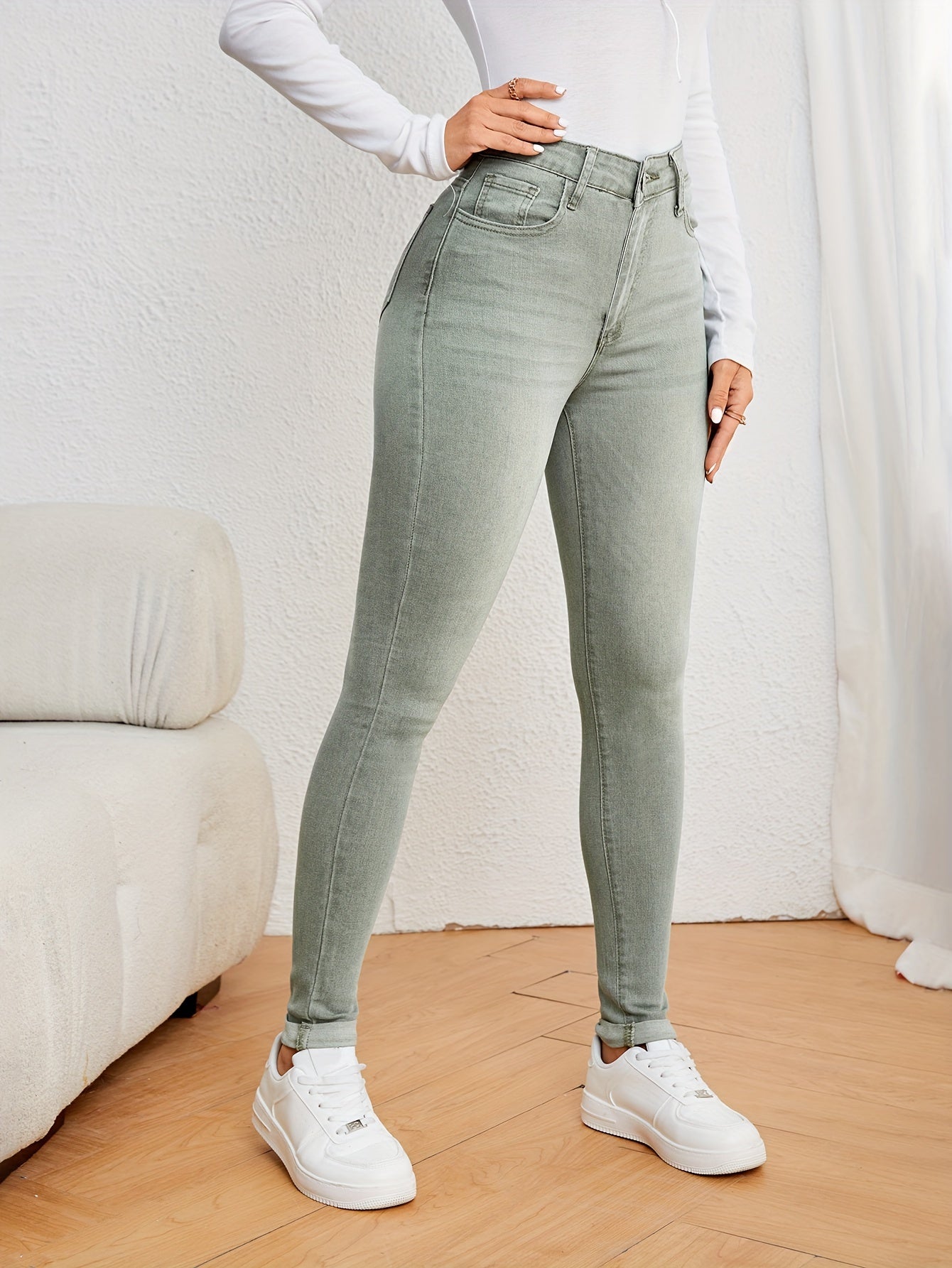 Women's casual skinny jeans made of 69% polyester, 26% viscose, and 2% elastane. Solid color washed denim in medium stretch woven fabric weighing 345g/m². Fashionable and versatile pants