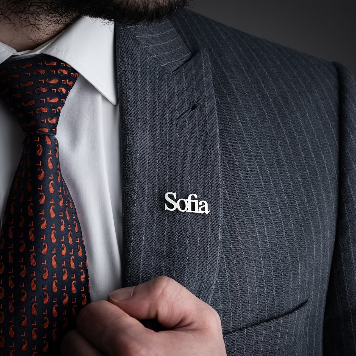 Name Brooch made of stainless steel with a personalized touch - Modern and understated design perfect for men's suits, featuring custom engraving in English letters.