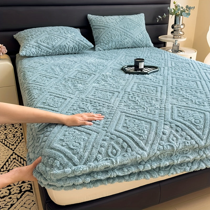 [Warm and Cozy Bedspread] Stay snug this winter with our plush and thick fitted sheet protector. Made from luxuriously soft knit fabric with elegant floral and geometric patterns, this durable bedspread is crafted from 100% polyester. Machine washable