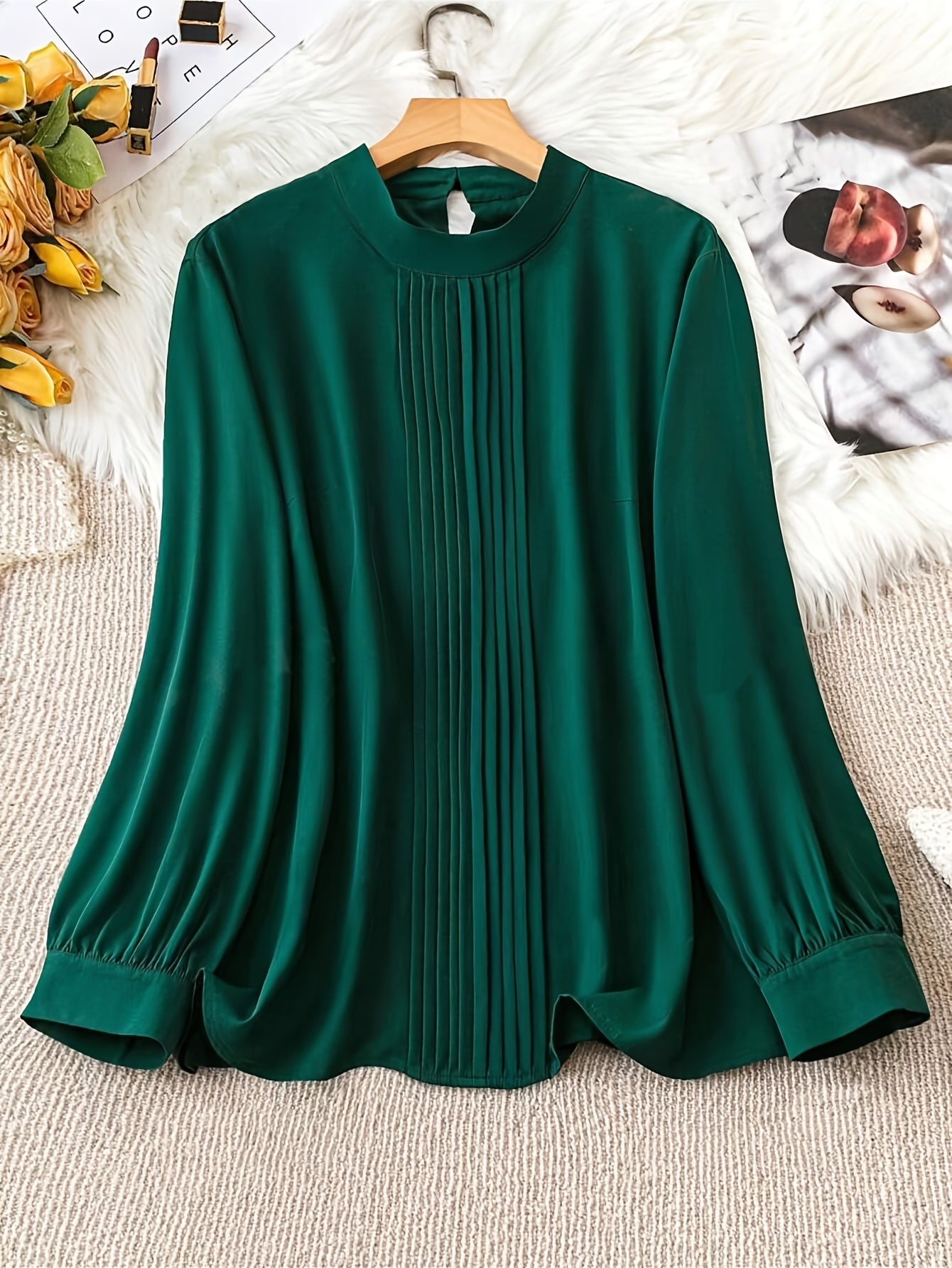 Elegant pleated blouse with crew neck and long sleeves for spring in plus size.