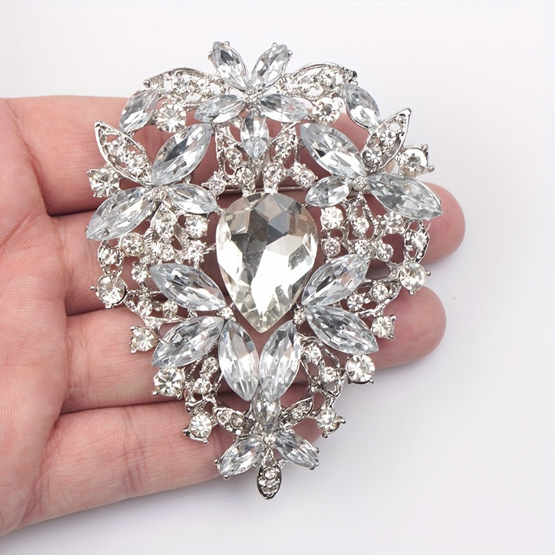 Bu ajoyib Rhinestone Brooch Pin bilan vintage nafislikni qo'shing, u notekis shakldagi katta kristal shisha dizayniga ega. Kiyimlarni bezatish va moda ansamblingizga hashamatli bir tuyg'u qo'shish uchun mukammal.