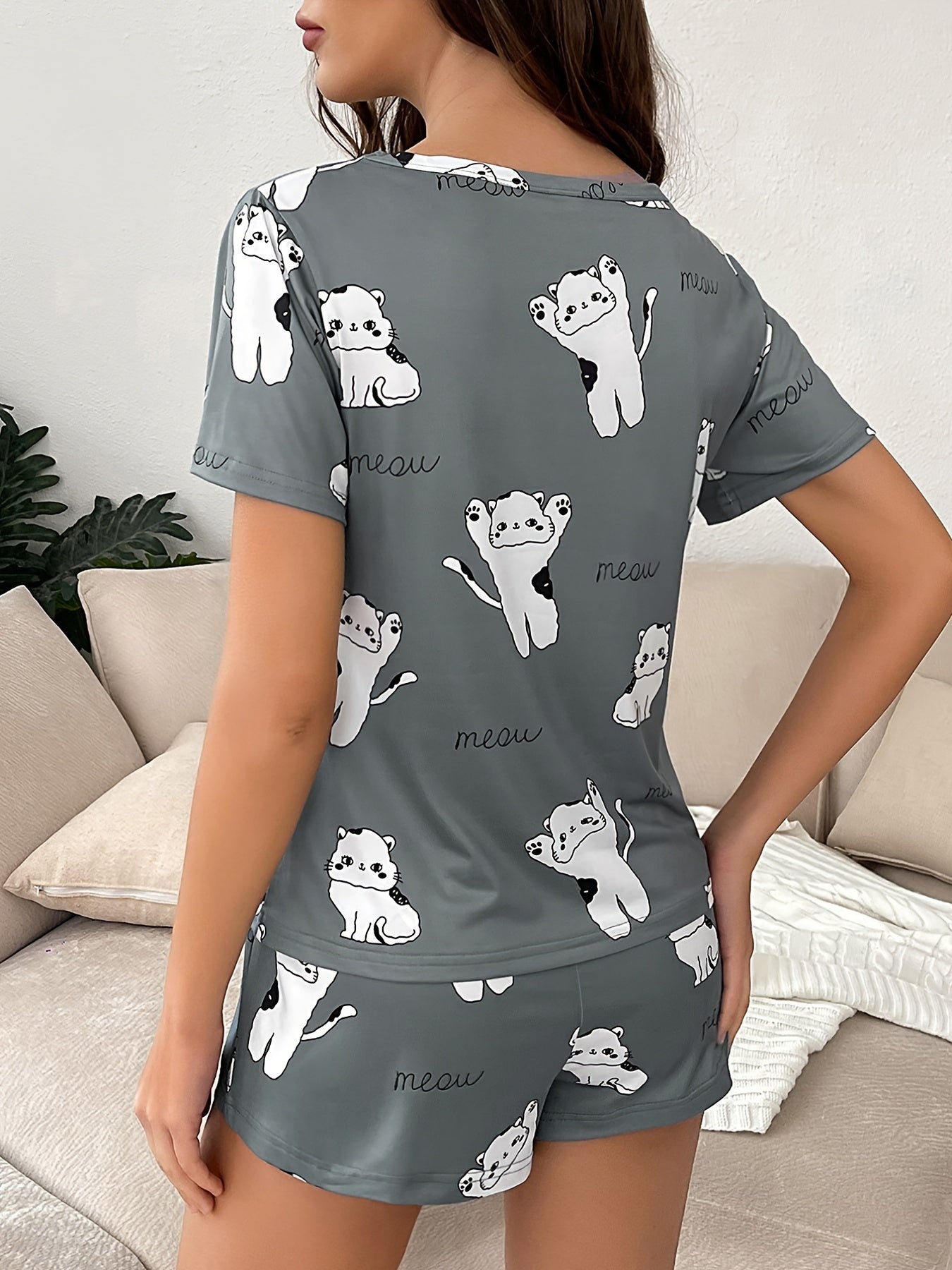 Comfortable kitty print pajama sets for women with short sleeves and shorts.