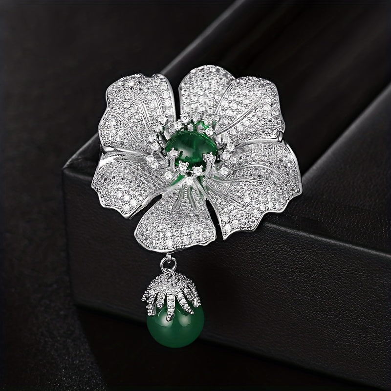 A stunning Camellia brooch featuring vibrant green cubic zirconia stones, exuding a luxurious and elegant style. An ideal Christmas gift, exuding a captivating atmosphere with its full drill design. Perfect for adding a touch of glamour to holiday