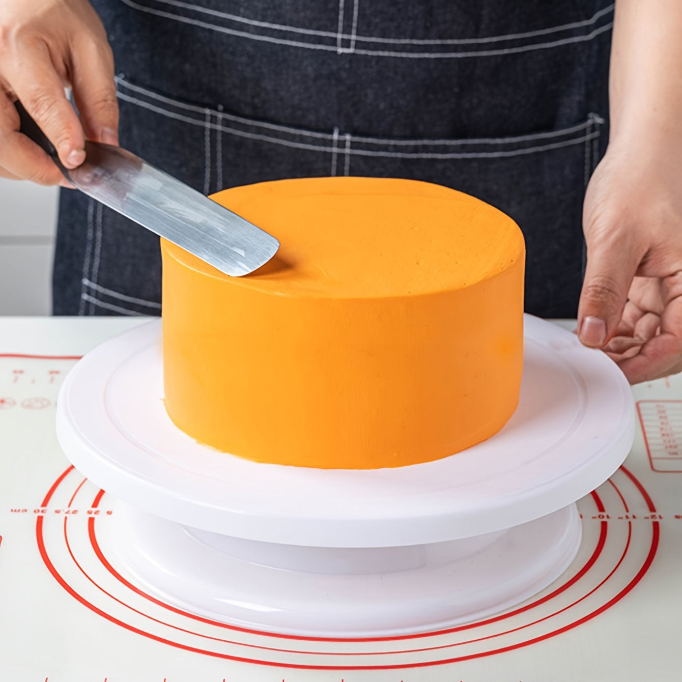 Cake decorating tool set includes 1 piece of food-safe plastic cake rotary table with flower mounting turntable for home birthday baking.