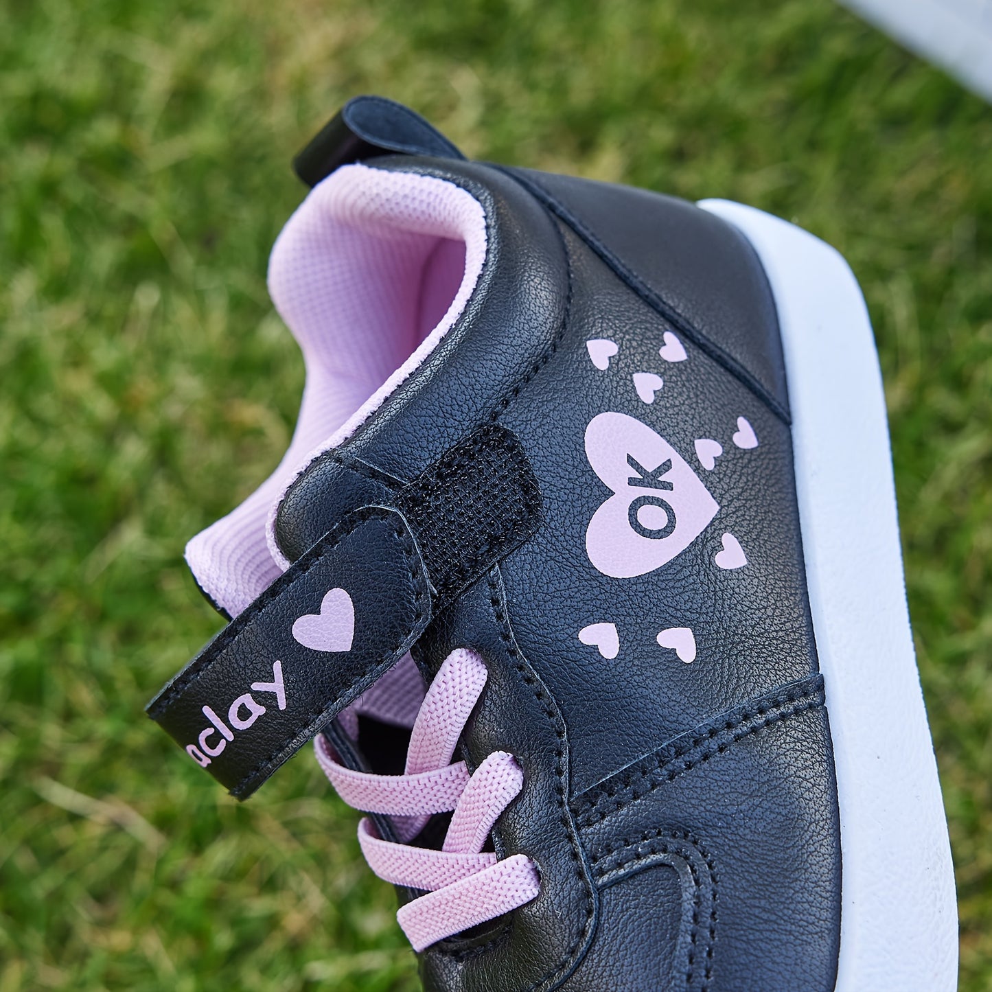 Girls' heart pattern sneakers, comfy non-slip skateboard shoes for all seasons.