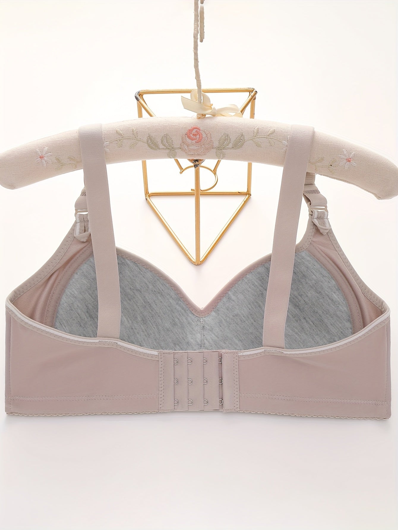 Solid seamless wireless tank bra with tassel decoration, providing sexy comfort and push-up support for women's lingerie.