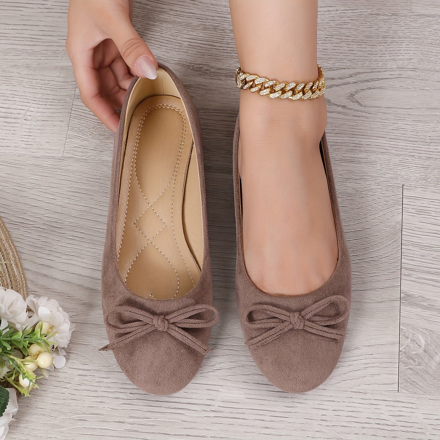 Stylish ballet flats for women with bowknot detail and soft sole, suitable for all seasons.