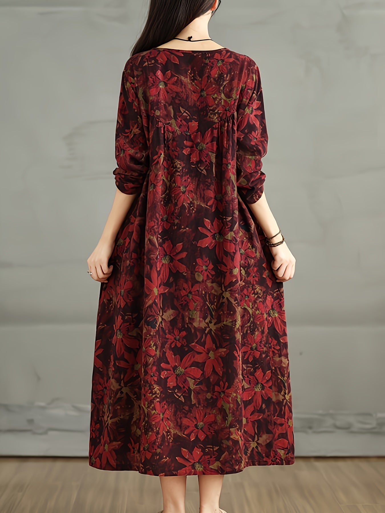 New vintage-style linen dress for women, with loose fit and slimming patchwork design.