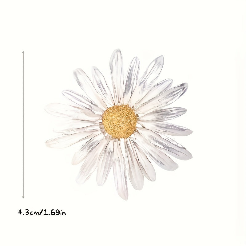 Small daisy brooch in elegant retro style, perfect for upscale luxury looks. This anti-glare pin adds a new aura of sophistication to any suit ensemble.