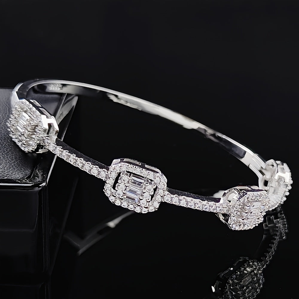 Luxurious and elegant high-end bracelet suitable for ceremonies, parties, dinners, and everyday wear. This versatile hand ornament is a classic yet simple accessory that exudes sophistication and high value. Perfect for festivals, anniversaries, or as a