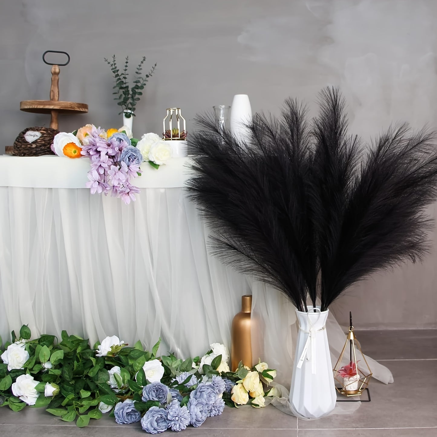 16 pieces of 70.1cm faux long pampas for bohemian style vase filling and floral decorations at weddings, festivals, parties, and home decor. Ideal for table centerpieces and bouquets.