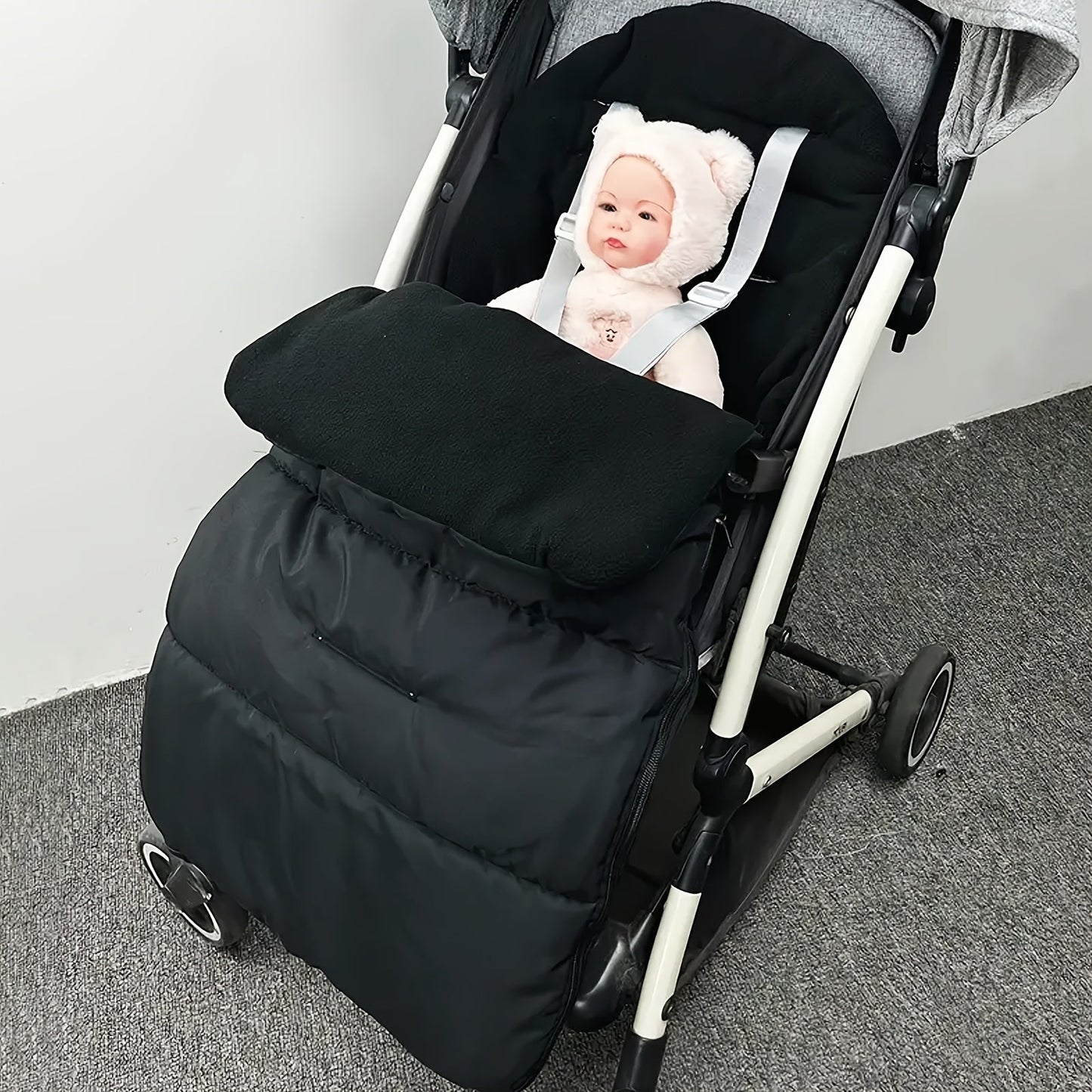 Get the Baby Stroller Footmuff - Keep Your Little One Warm and Cozy in All Weather Conditions! This universal foot cover is lined with fleece and windproof, making it waterproof for added protection. Suitable for ages 0-3 years, this 1-pack footmuff is a