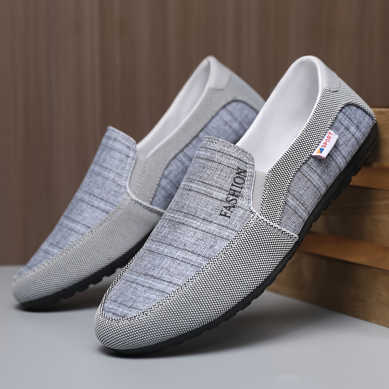 Stylish and comfortable men's canvas sneakers for spring/summer, easy slip-on and breathable.