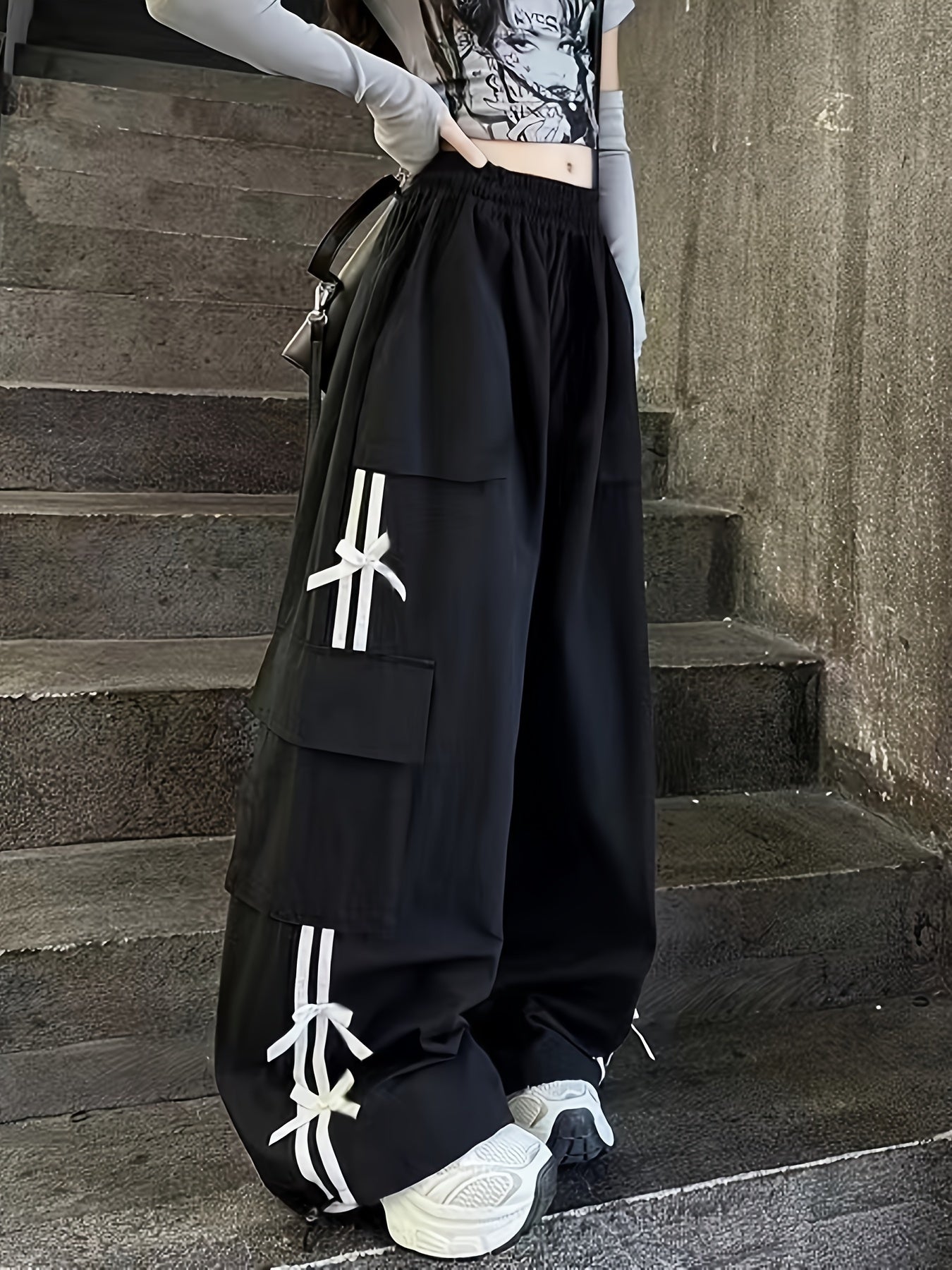 Y2K-inspired girls' cargo pants with elastic waist, loose fit, and practical pockets, ideal for spring/fall streetwear, K-pop, fashion, and outdoor activities.