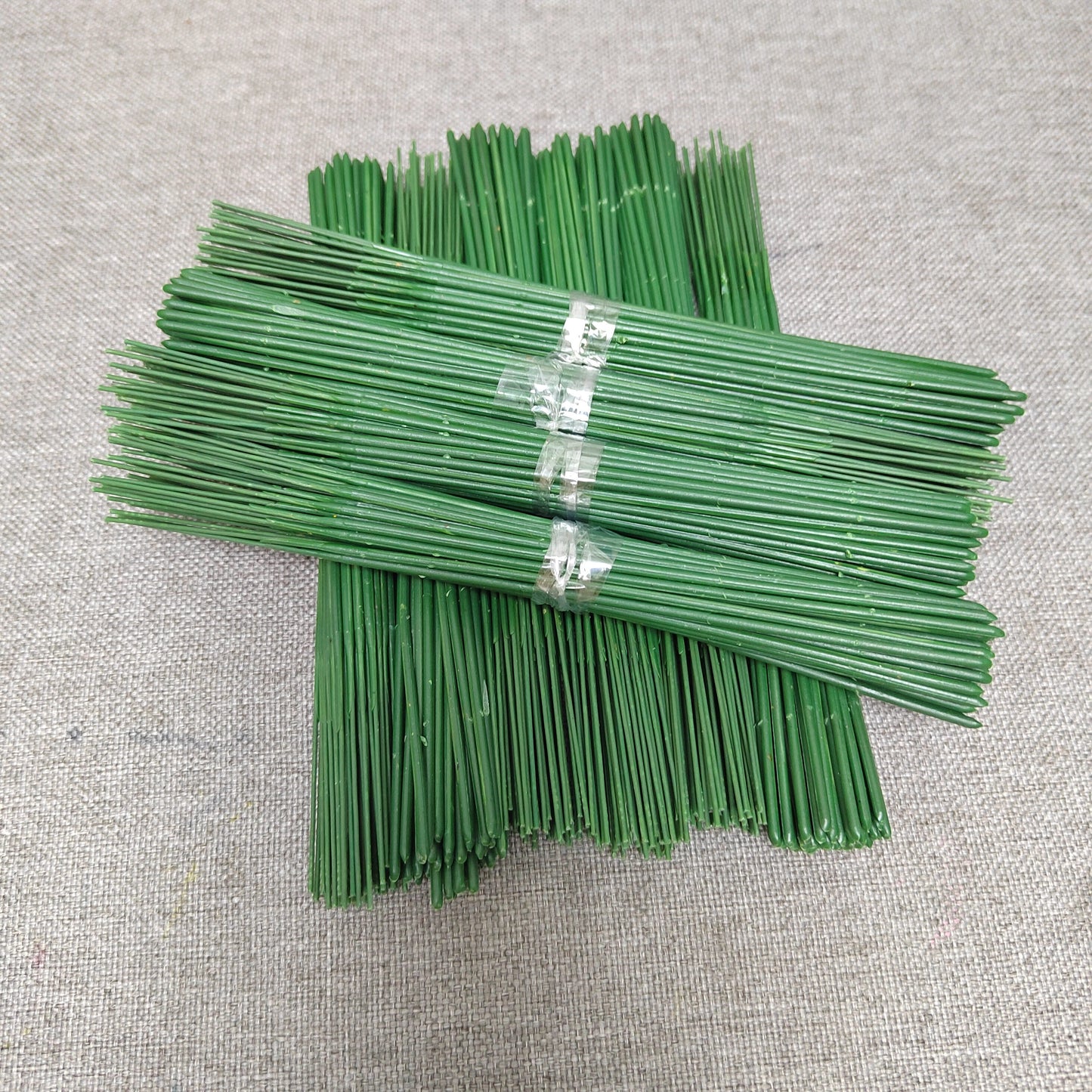 Plastic-clad iron flower stems in packs of 50, 200, or 500 for artificial hydrangea, rose, and peony decorations. Each stem is 17cm long and ideal for wedding decor.