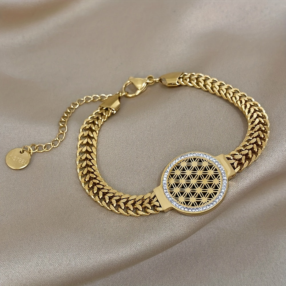 Round brand bracelet made of stainless steel plated with 18K gold and hollowed out, studded with rhinestones.