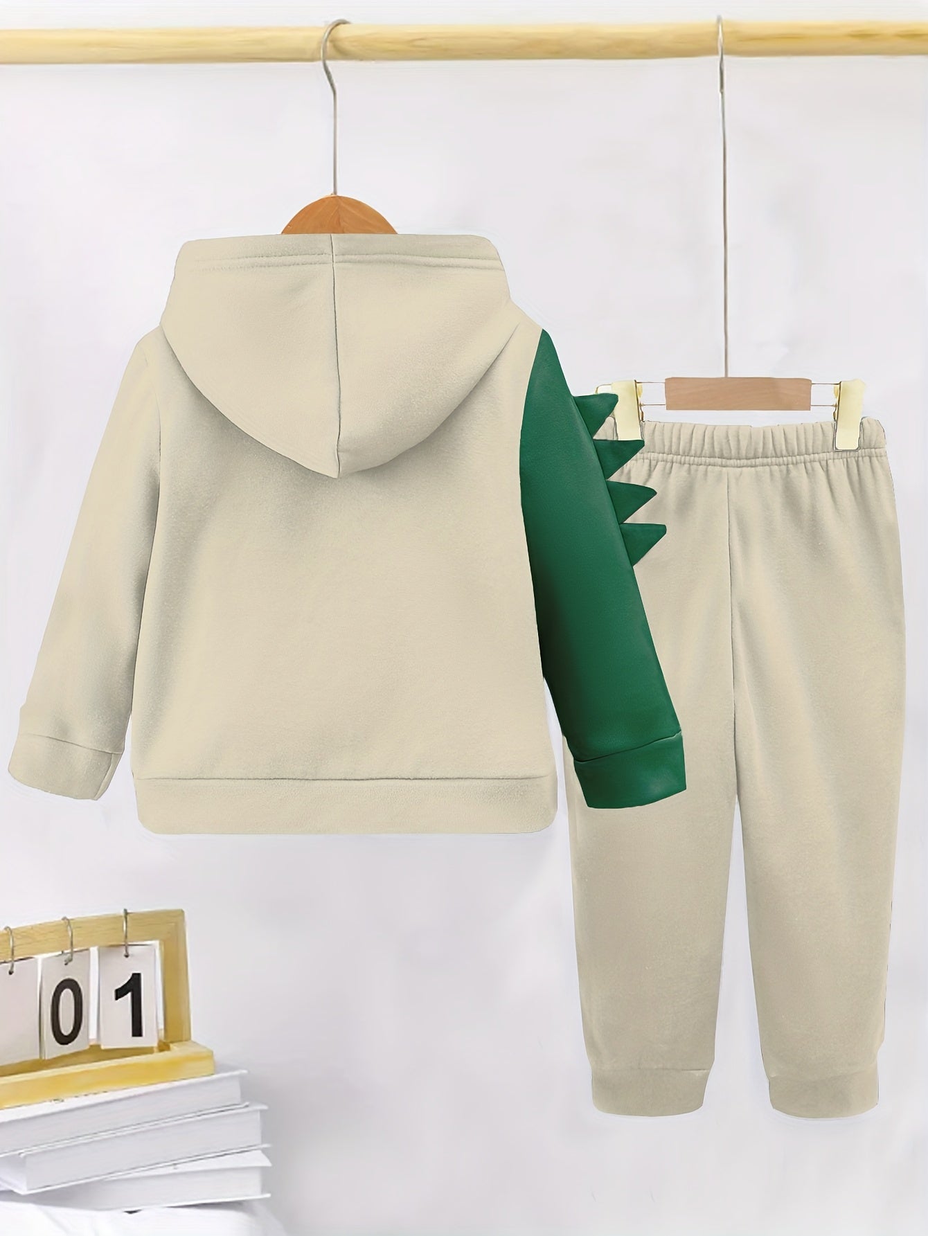 2-piece toddler set with fleece-lined hoodie and pants featuring dinosaur pattern. Perfect for autumn/winter outdoor activities, soft, cozy, and machine washable.