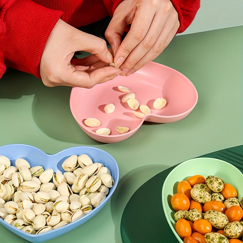 5-piece heart-shaped snack and fruit plate set made of durable plastic, perfect for desserts and pickles - an ideal kitchen accessory.