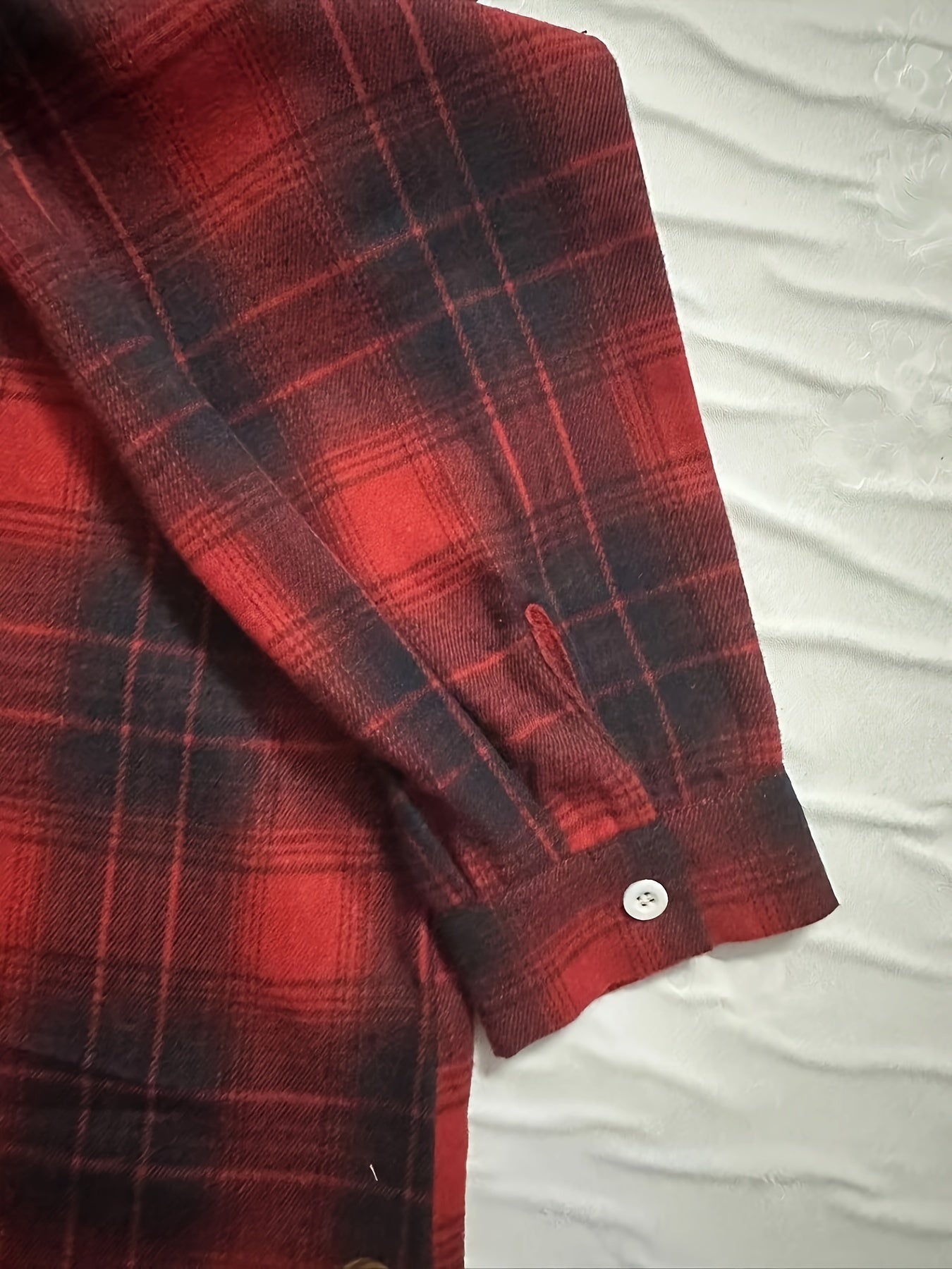 Plaid print polo collar button shirt, casual pocket long sleeve shirt for women's clothing in spring and fall.