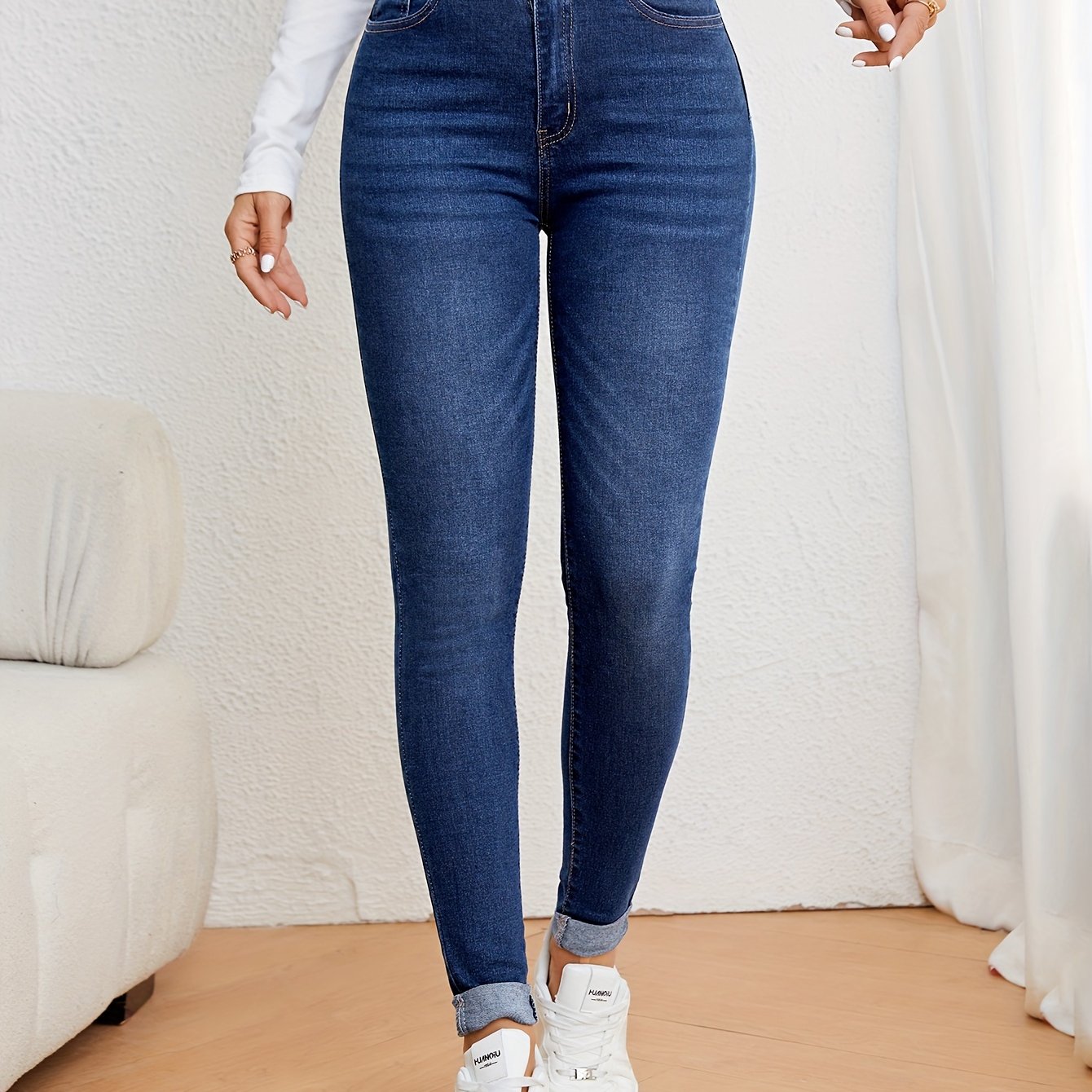 Women's casual skinny jeans made of 69% polyester, 26% viscose, and 2% elastane. Solid color washed denim in medium stretch woven fabric weighing 345g/m². Fashionable and versatile pants