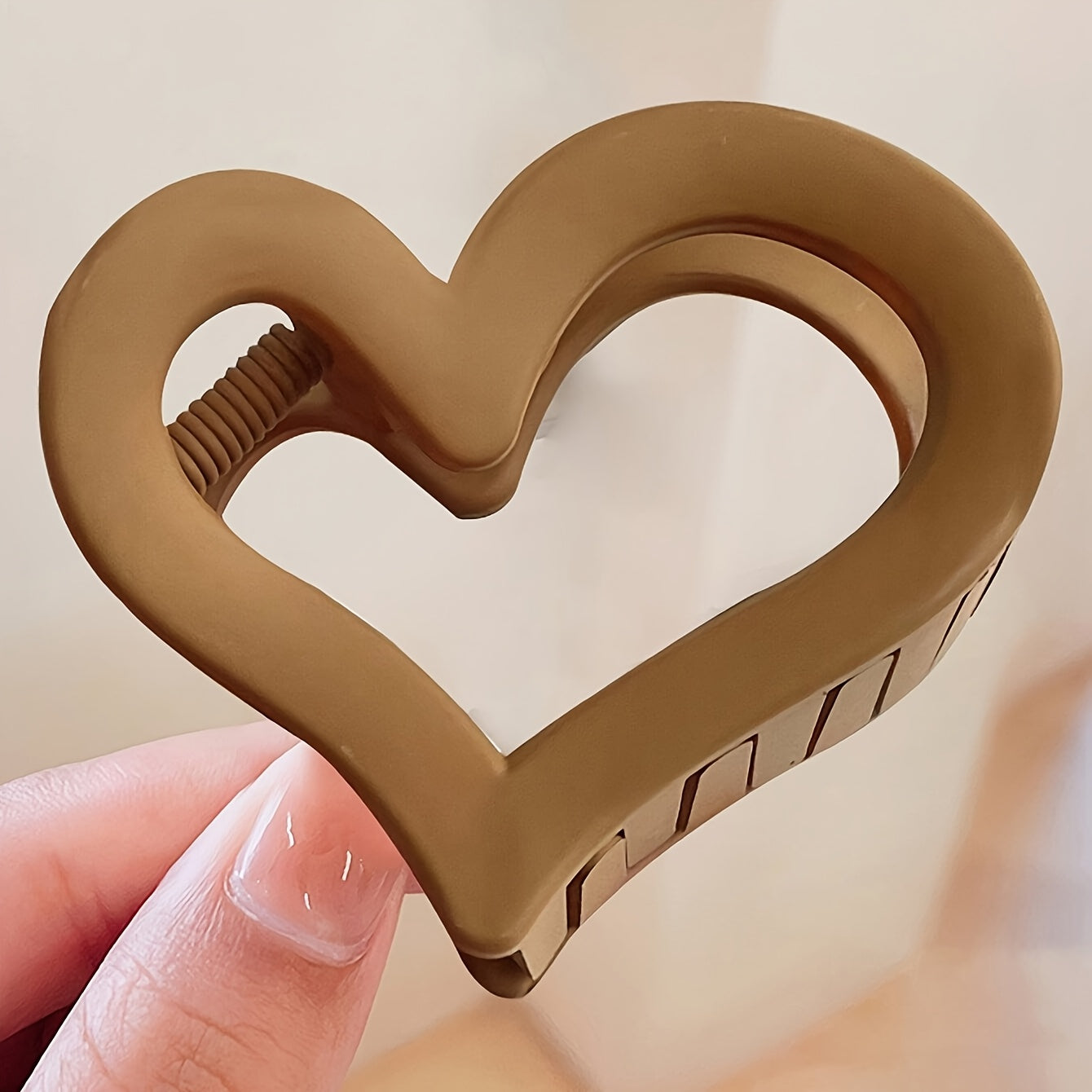 4 heart-shaped plastic hair clips for women, medium-sized with strong grip and durability, perfect for hairstyle coordination.