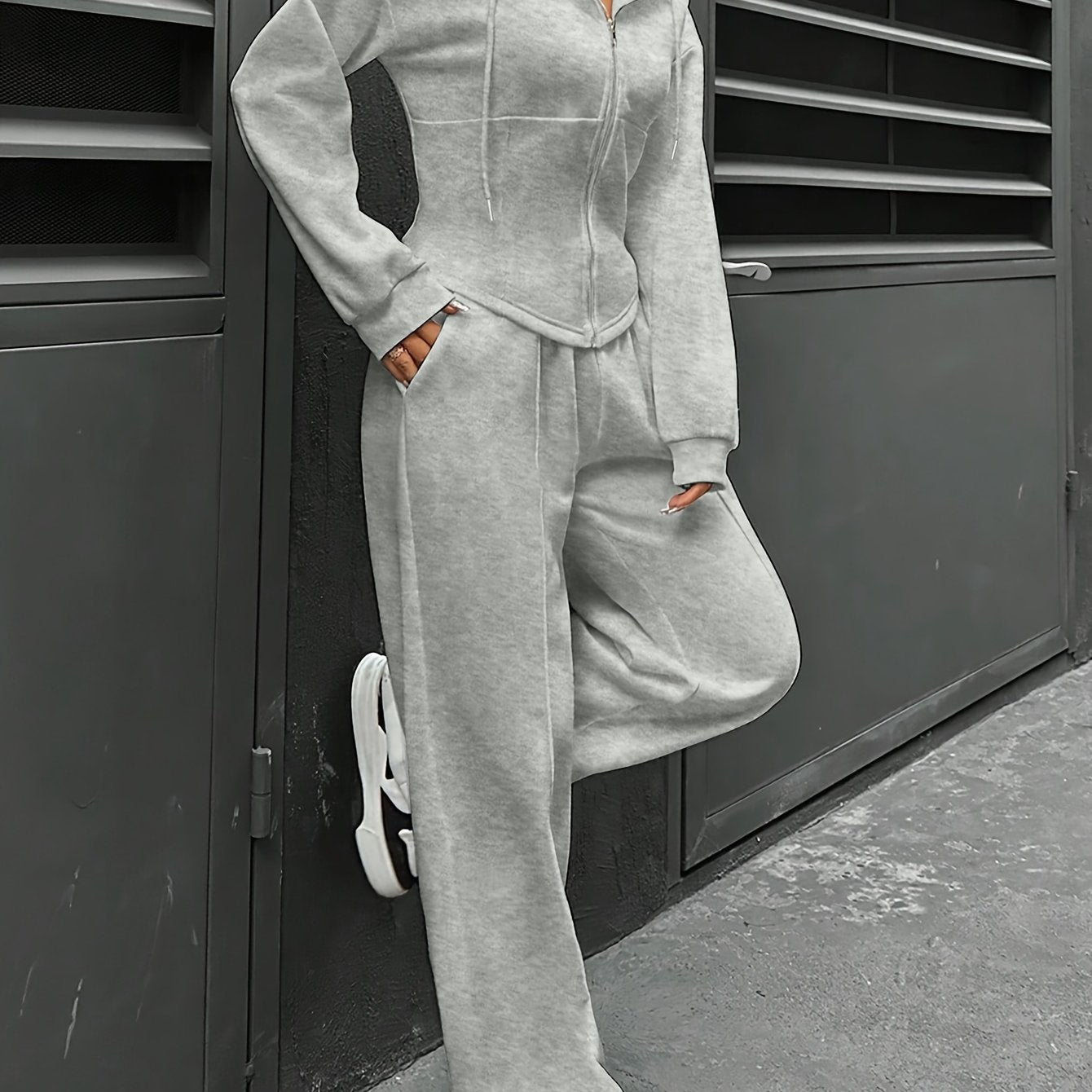 Stylish polyester tracksuit set with hood, drawstring, and zipper details – versatile knit pantsuit for all seasons