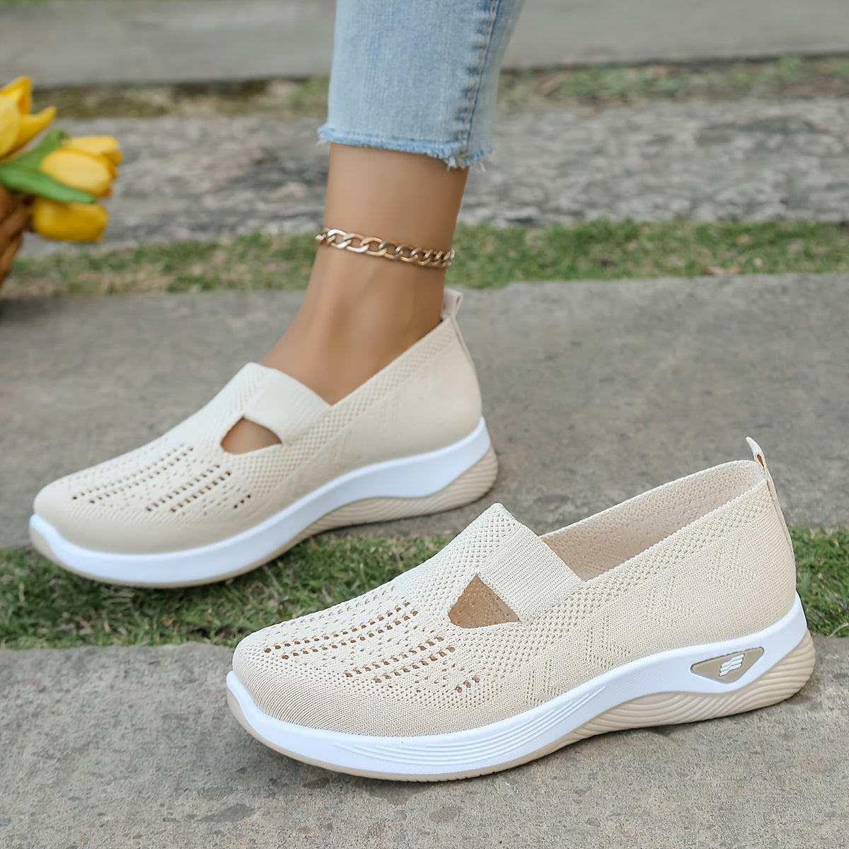 Breathable knit ballet flats with rubber sole for all seasons.